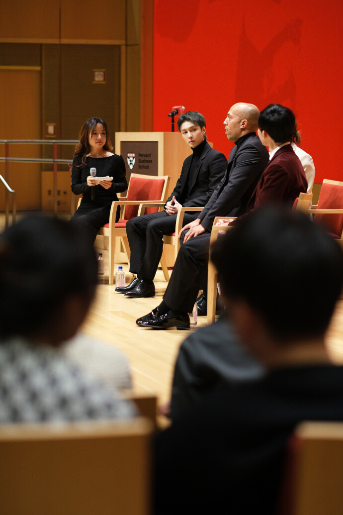 张艺兴带国风音乐走进哈佛校园
风自东方来 以音乐构建交流桥梁，
用作品诉说理想之路。BOSS张艺兴受邀出席中西文化艺术交流专场论坛，交流分享M-POP融合国风音乐理念。 ​​​​