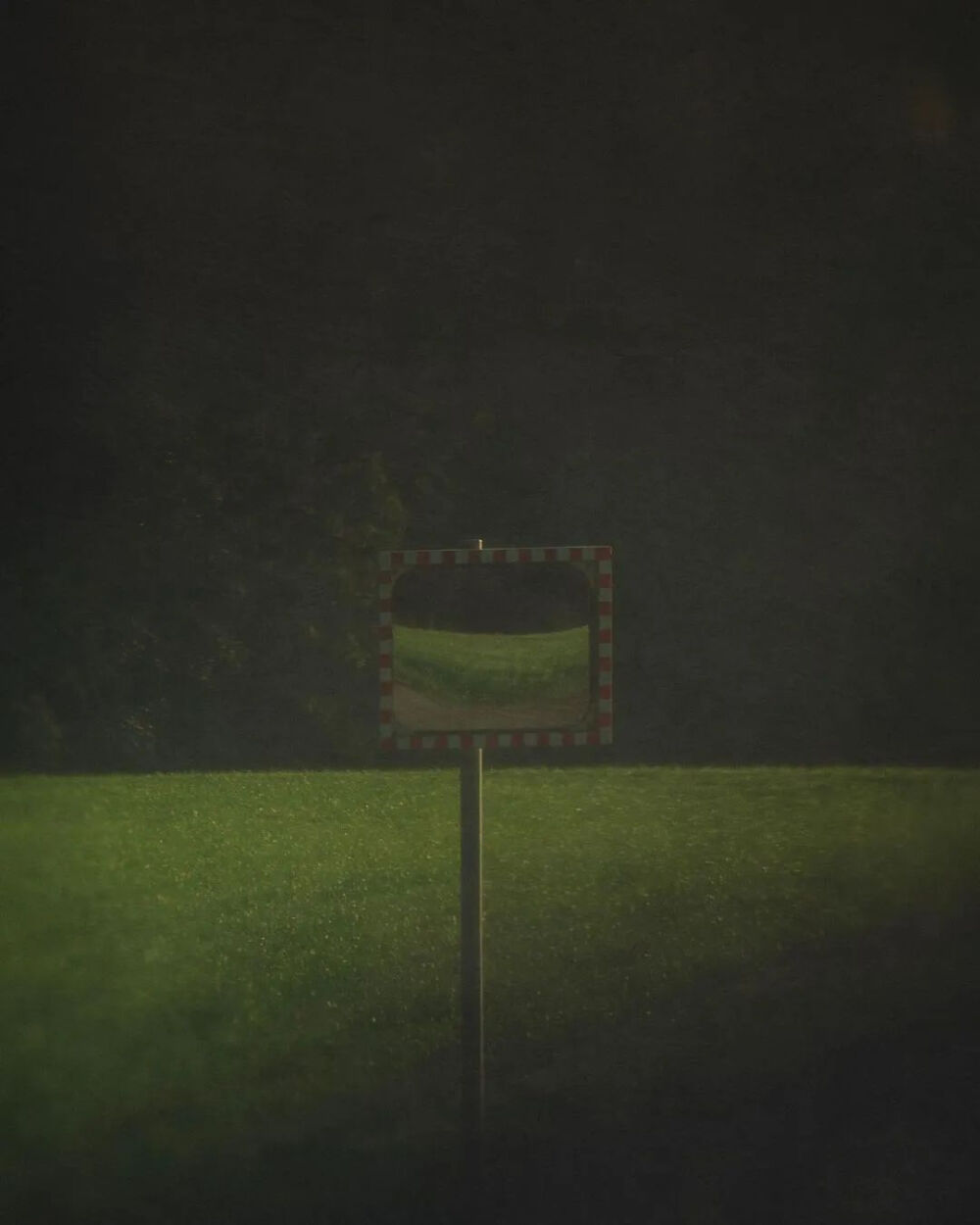 不同于是枝裕和的平淡温馨，hozzography的作品是幽深、潮湿、梦幻、迷离的氛围