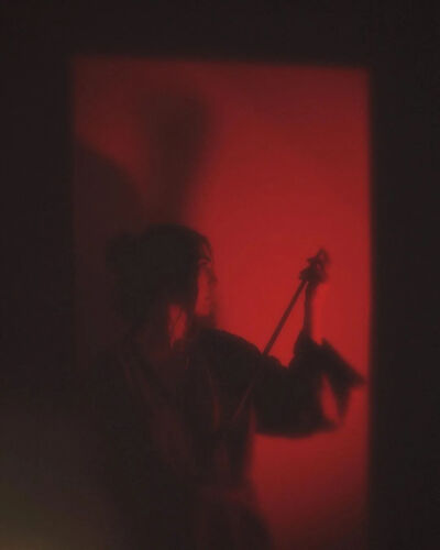 不同于是枝裕和的平淡温馨，hozzography的作品是幽深、潮湿、梦幻、迷离的氛围