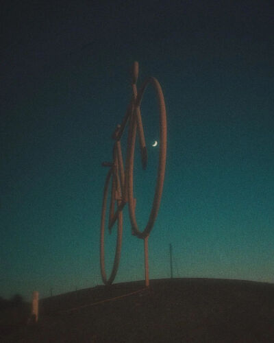 不同于是枝裕和的平淡温馨，hozzography的作品是幽深、潮湿、梦幻、迷离的氛围