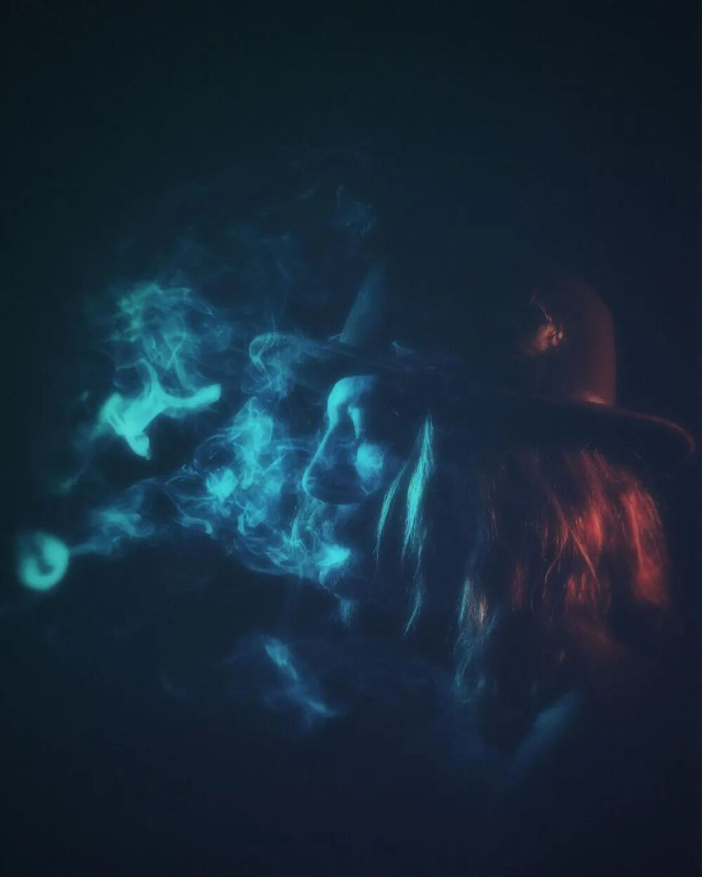 不同于是枝裕和的平淡温馨，hozzography的作品是幽深、潮湿、梦幻、迷离的氛围