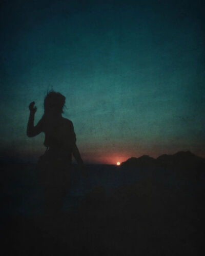 不同于是枝裕和的平淡温馨，hozzography的作品是幽深、潮湿、梦幻、迷离的氛围