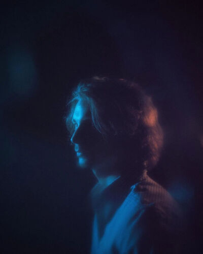 不同于是枝裕和的平淡温馨，hozzography的作品是幽深、潮湿、梦幻、迷离的氛围