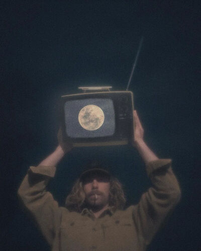 不同于是枝裕和的平淡温馨，hozzography的作品是幽深、潮湿、梦幻、迷离的氛围