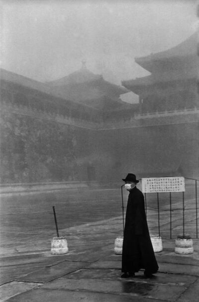 亨利·卡蒂埃-布列松（Henri Cartier-Bresson）《故宫里的游客》，1948年。摄影师用诗意与超脱的风格像报告文学一样来叙述该时代的故事。