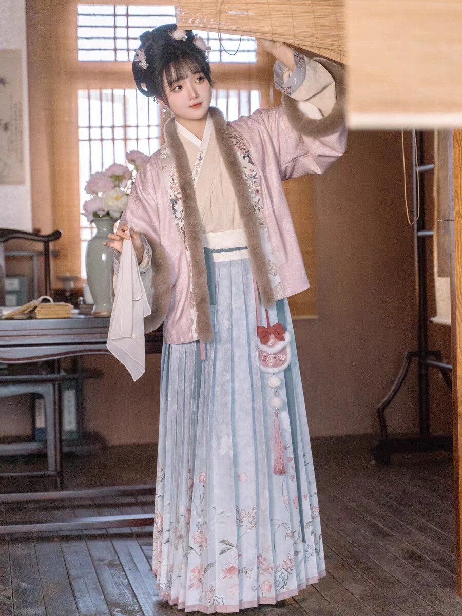 远山乔豆蔻花簪一片式褶裙荷包挂饰