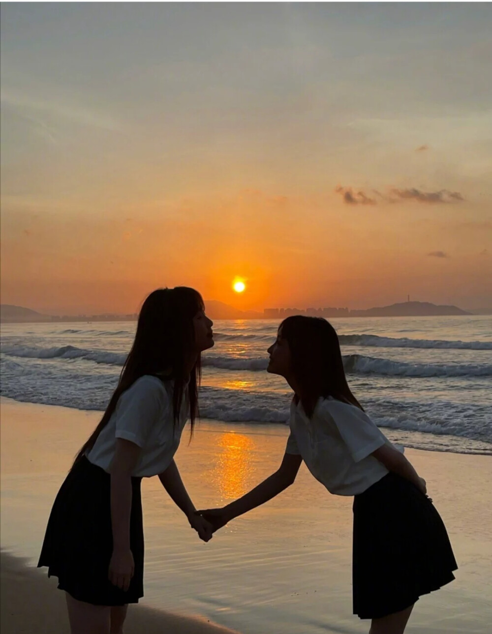 和闺蜜在夕阳下拍照