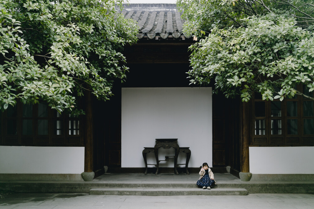 一日游
摄影：洪小漩
出镜：菲比和奶奶
有了孩子后，我的周末变得格外值得珍惜。
我想带她去看遍杭城的每个角落，用相机定格下她成长的每个阶段。日后翻看照片，告诉她，当天发生了哪些有趣的琐事。
郭庄和花圃，我也是第一次去。小菲比喜欢站在郭庄苏池边看鱼，反反复复，离开了又折回。我也不拦着。尽管，原本做了功课，想把郭庄的简介复述给她听的。
花圃也是首次入内，太大了，恰逢饭店，没来得及细逛，就匆匆离开了。留些遗憾下次弥补吧。
最后一站是少年宫。这里有她心心念念的旋转木马，也有我心心念念的摩天轮。
傍晚五点，忙完工作的阿科绕了个圈捎上我们，回家。