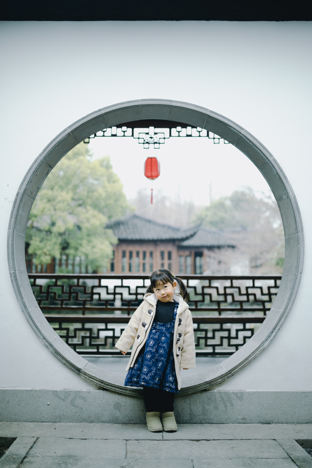 一日游
摄影：洪小漩
出镜：菲比和奶奶
有了孩子后，我的周末变得格外值得珍惜。
我想带她去看遍杭城的每个角落，用相机定格下她成长的每个阶段。日后翻看照片，告诉她，当天发生了哪些有趣的琐事。
郭庄和花圃，我也是第一次去。小菲比喜欢站在郭庄苏池边看鱼，反反复复，离开了又折回。我也不拦着。尽管，原本做了功课，想把郭庄的简介复述给她听的。
花圃也是首次入内，太大了，恰逢饭店，没来得及细逛，就匆匆离开了。留些遗憾下次弥补吧。
最后一站是少年宫。这里有她心心念念的旋转木马，也有我心心念念的摩天轮。
傍晚五点，忙完工作的阿科绕了个圈捎上我们，回家。