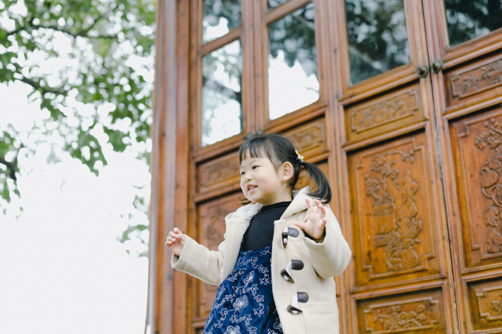 一日游
摄影：洪小漩
出镜：菲比和奶奶
有了孩子后，我的周末变得格外值得珍惜。
我想带她去看遍杭城的每个角落，用相机定格下她成长的每个阶段。日后翻看照片，告诉她，当天发生了哪些有趣的琐事。
郭庄和花圃，我也是第一次去。小菲比喜欢站在郭庄苏池边看鱼，反反复复，离开了又折回。我也不拦着。尽管，原本做了功课，想把郭庄的简介复述给她听的。
花圃也是首次入内，太大了，恰逢饭店，没来得及细逛，就匆匆离开了。留些遗憾下次弥补吧。
最后一站是少年宫。这里有她心心念念的旋转木马，也有我心心念念的摩天轮。
傍晚五点，忙完工作的阿科绕了个圈捎上我们，回家。