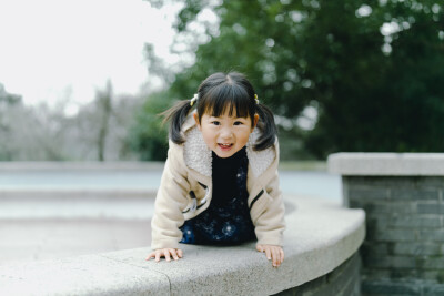 一日游
摄影：洪小漩
出镜：菲比和奶奶
有了孩子后，我的周末变得格外值得珍惜。
我想带她去看遍杭城的每个角落，用相机定格下她成长的每个阶段。日后翻看照片，告诉她，当天发生了哪些有趣的琐事。
郭庄和花圃…