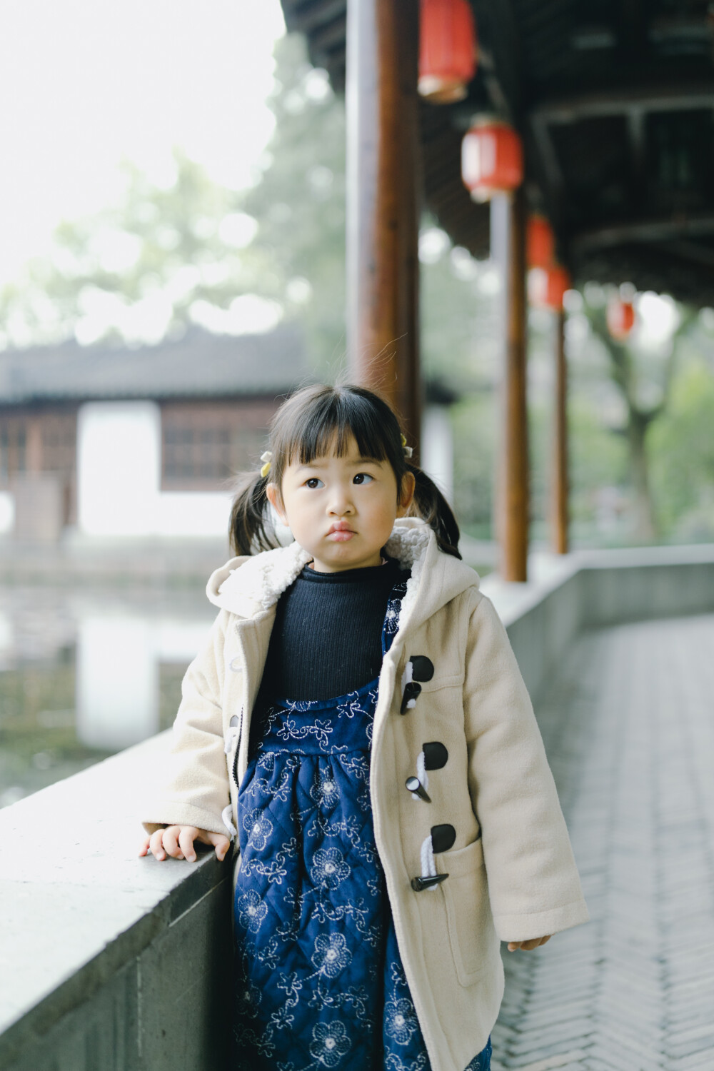 一日游
摄影：洪小漩
出镜：菲比和奶奶
有了孩子后，我的周末变得格外值得珍惜。
我想带她去看遍杭城的每个角落，用相机定格下她成长的每个阶段。日后翻看照片，告诉她，当天发生了哪些有趣的琐事。
郭庄和花圃，我也是第一次去。小菲比喜欢站在郭庄苏池边看鱼，反反复复，离开了又折回。我也不拦着。尽管，原本做了功课，想把郭庄的简介复述给她听的。
花圃也是首次入内，太大了，恰逢饭店，没来得及细逛，就匆匆离开了。留些遗憾下次弥补吧。
最后一站是少年宫。这里有她心心念念的旋转木马，也有我心心念念的摩天轮。
傍晚五点，忙完工作的阿科绕了个圈捎上我们，回家。