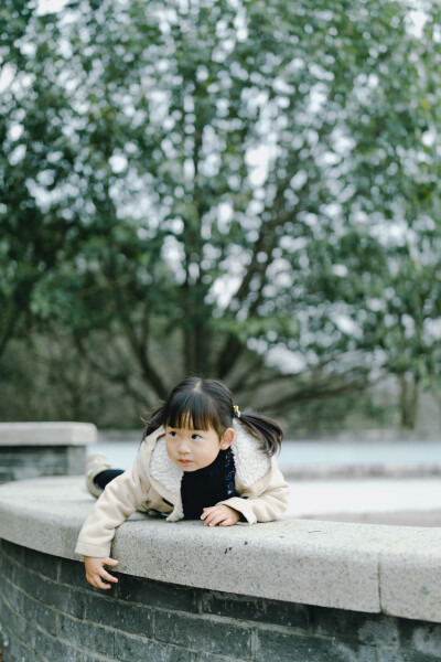 一日游
摄影：洪小漩
出镜：菲比和奶奶
有了孩子后，我的周末变得格外值得珍惜。
我想带她去看遍杭城的每个角落，用相机定格下她成长的每个阶段。日后翻看照片，告诉她，当天发生了哪些有趣的琐事。
郭庄和花圃…