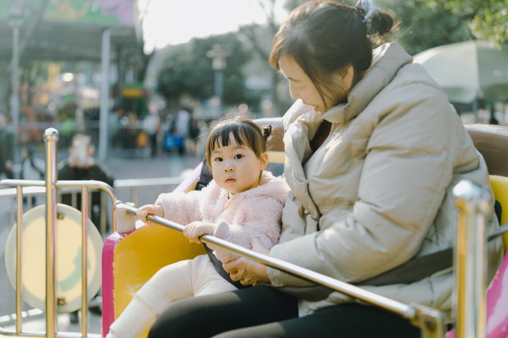 一日游
摄影：洪小漩
出镜：菲比和奶奶
有了孩子后，我的周末变得格外值得珍惜。
我想带她去看遍杭城的每个角落，用相机定格下她成长的每个阶段。日后翻看照片，告诉她，当天发生了哪些有趣的琐事。
郭庄和花圃，我也是第一次去。小菲比喜欢站在郭庄苏池边看鱼，反反复复，离开了又折回。我也不拦着。尽管，原本做了功课，想把郭庄的简介复述给她听的。
花圃也是首次入内，太大了，恰逢饭店，没来得及细逛，就匆匆离开了。留些遗憾下次弥补吧。
最后一站是少年宫。这里有她心心念念的旋转木马，也有我心心念念的摩天轮。
傍晚五点，忙完工作的阿科绕了个圈捎上我们，回家。