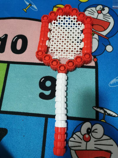 小瓶盖积木羽毛球拍
打羽毛球可以培养斗志和好的意识很有帮助。让我们拿起羽毛球拍，锻炼起来~