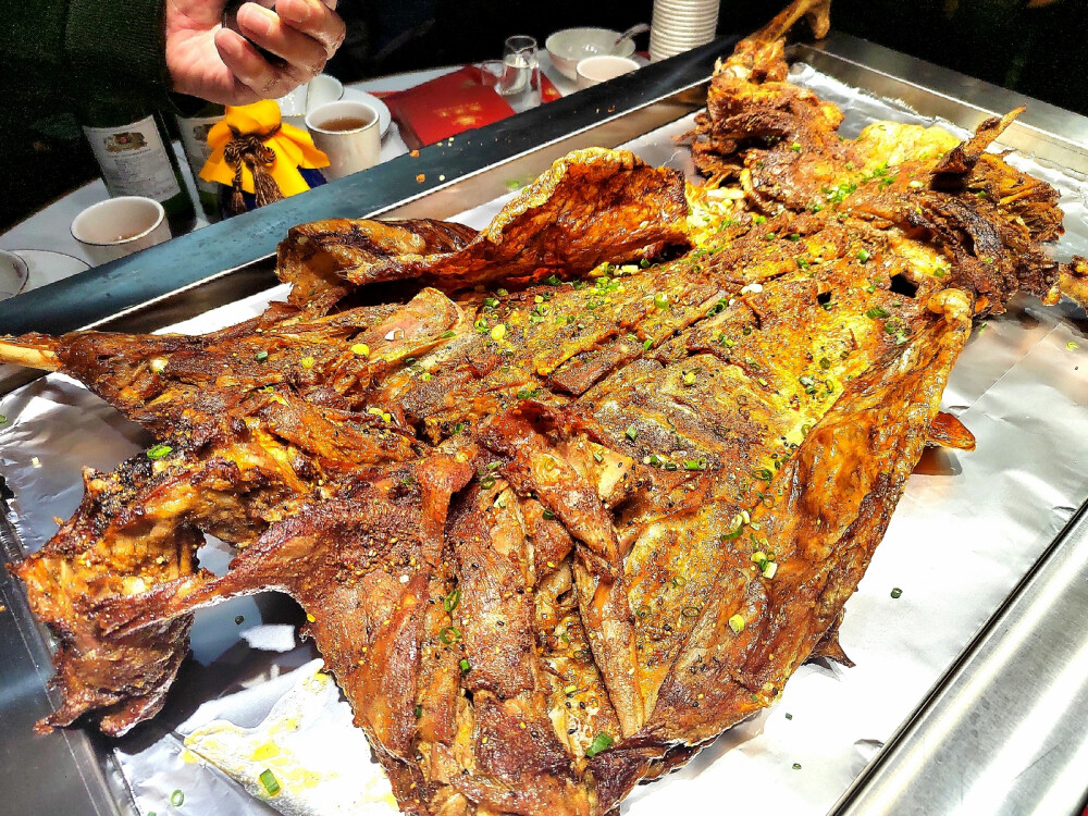 #美食# 昆明投资500万的羊肉餐厅出现了，硬件设施不说，就羊肉来说，已经很全面了：烤全羊、黄焖羊肉icon、清汤羊肉、烤羊腿icon、烤羊排、烤羊腰、肚包肉icon……
颜味羊的“三羊开泰”惊艳到我了！！！
吃过烤全羊，没吃过这么“要脸”的烤全羊，不是吗？光听听名字就知道这是一家注重“颜值”的餐饮良店。
新亚洲体育城星耀广场5楼，颜味羊昨天盛大开业。主推云南禄劝雪山乡黑山羊icon和宁夏盐池滩羊icon。
台面大菜烤全羊是宁夏滩羊，外酥里嫩自不待言，大快朵颐中配上酸萝卜、冰黄瓜、嫩生菜和卤花生icon，再加来自禄劝icon的小锅美酒一大豌，夫复何求！
硬核菜是一锅黄焖羊，来不及拍照就被抢光。主要原因是汤锅里独出心裁地加入了一个个的耙洋芋，不仅吸饱了美羊羊icon的红浓汤汁，更为那锅红艳凭添了撩人的金黄……
清汤羊肉、羊血和羊杂是姗姗来迟的小清新，为之前的油亮椒麻做一次口舌肠胃的舒爽按摩，不失为每次饕餮人生的完美注脚。
烤羊腿、烤羊排、烤羊腰、烤乳猪也都是该店的特色产品。
店上竟然还有网红美食：恩克的肚包肉，那个韭菜花酱真是绝配了。