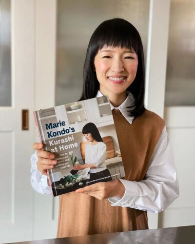 近藤麻理惠（Marie Kondo）于2011年出版书籍《怦然心动的人生整理魔法》而获得广大回响。
