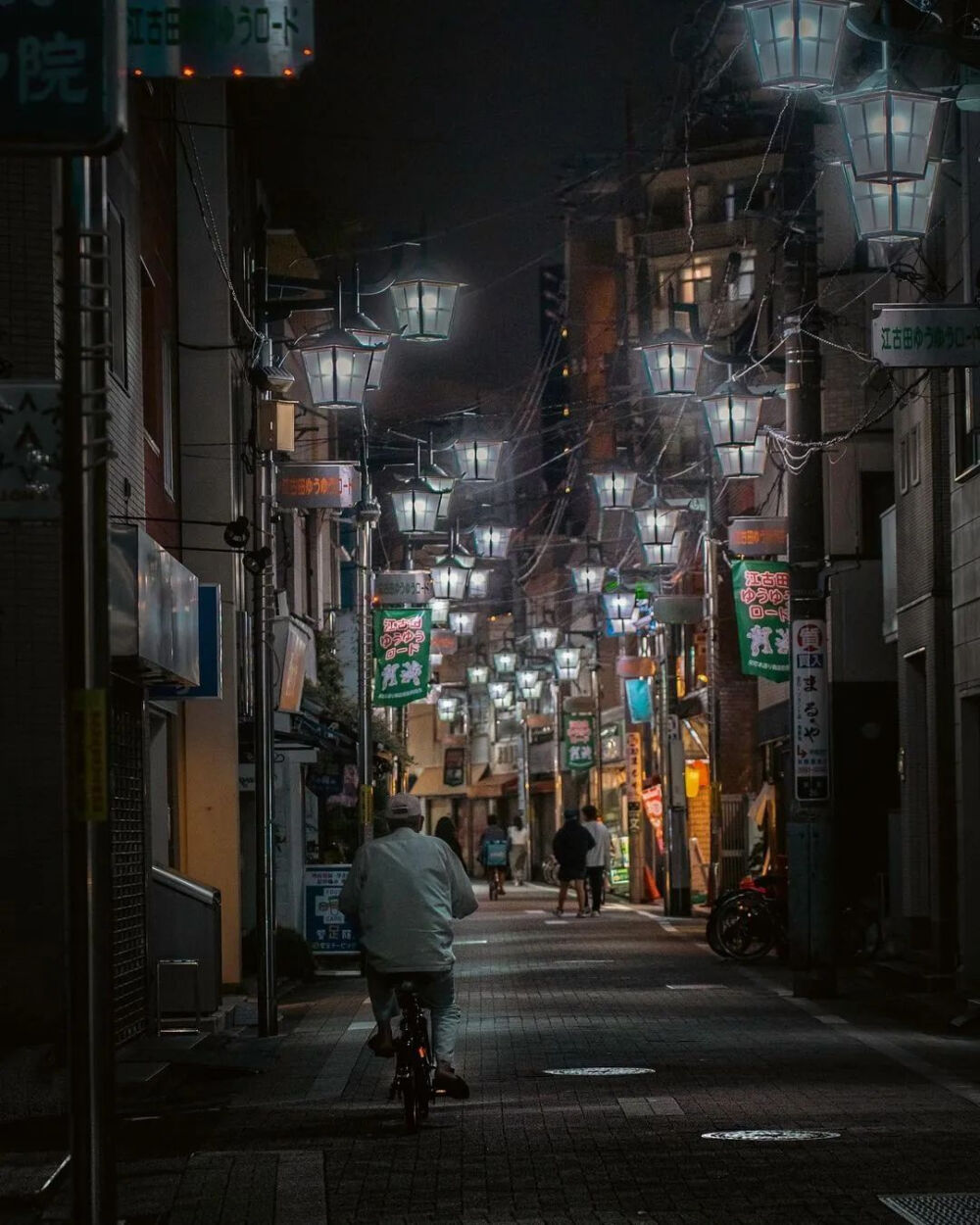 来自日本东京的Naoto是一位城市摄影师。他的相机里装满了夜晚东京街头和那些四通八达的小巷。