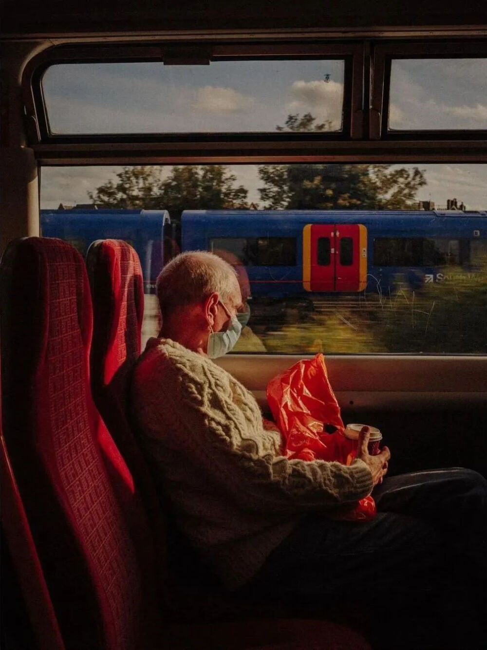 Shane Taylor来自爱尔兰，是一位自学成才的摄影师。他的作品以大都市的街头为主要题材，照片拥有电影一般的质感，充满故事性。如今他在伦敦从事用户体验设计工作