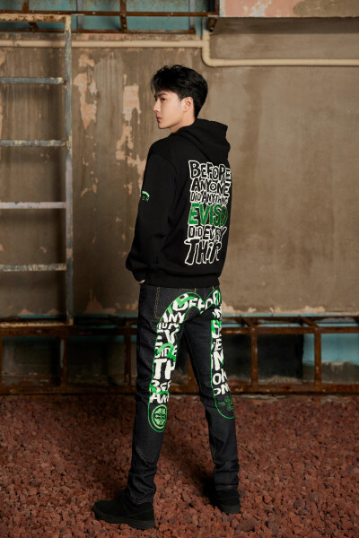 EVISUKURO官方微博：
#EVISU全球代言人王一博#
演绎#EVISU X RAZER# 全新联名系列
电竞神装上身，帅气出击
潮绿护体，BUFF叠满
释放街头未来前卫风格 ​​​