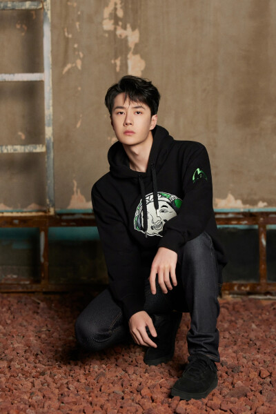 EVISUKURO官方微博：
#EVISU全球代言人王一博#
演绎#EVISU X RAZER# 全新联名系列
电竞神装上身，帅气出击
潮绿护体，BUFF叠满
释放街头未来前卫风格 ​​​