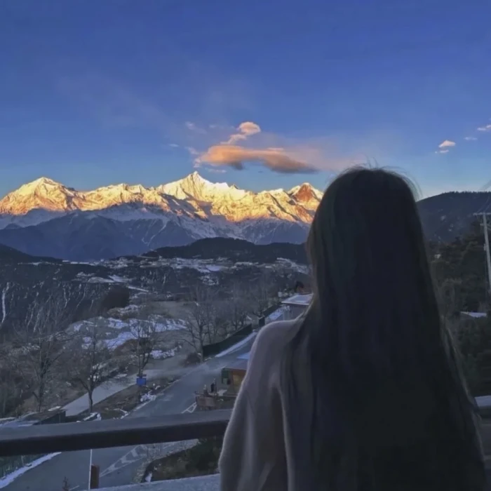 岁月的暖，漫过时间的河，抚过久闭的心扉，我在时光斑驳深处，聆听到花开的声音。
