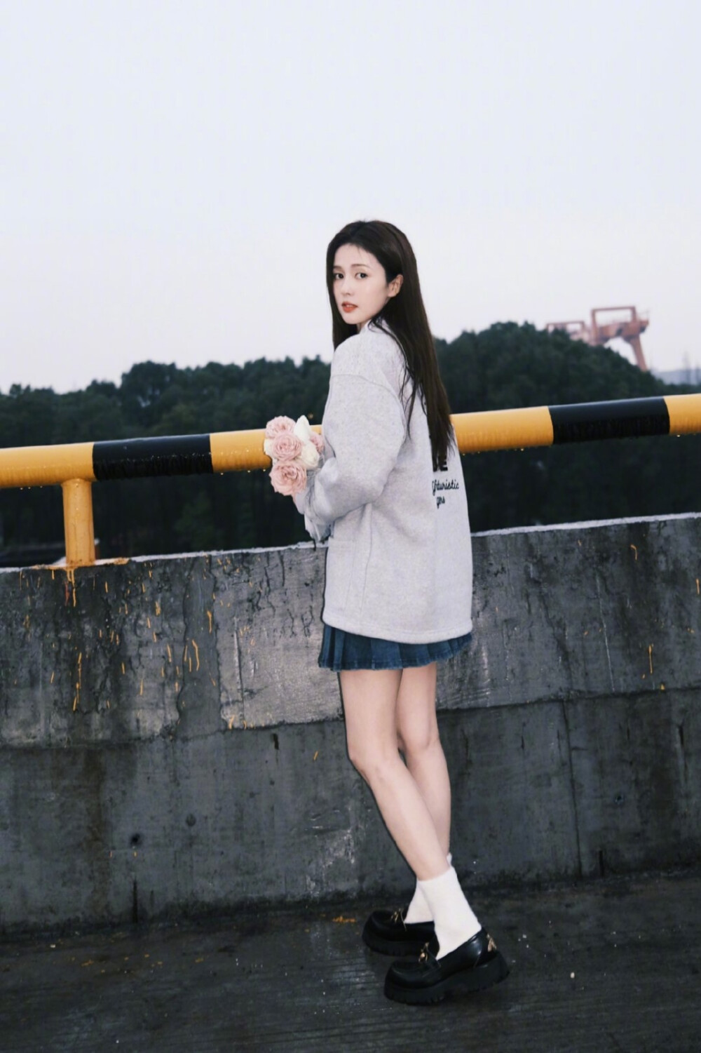 白鹿白色抹胸配黑发红唇好明艳 回眸一笑风情万种-搜狐大视野-搜狐新闻