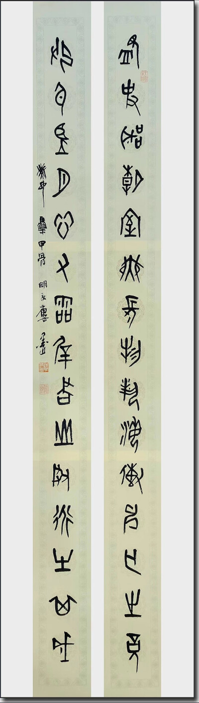 集甲骨文字為聯/墨匠
鑒史聽潮 室無長物 藝海傳神無止境；
修身望月 心有靈犀 書山尋道有其成。