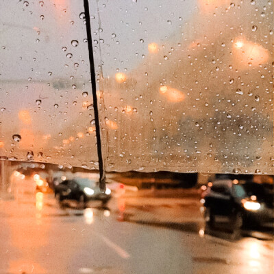 Rain 湿答答的爱意。
好难过，我想你了。