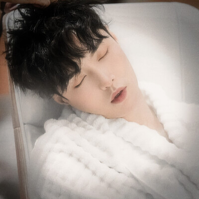  *Sleepy prince.(레이.)//张艺兴Lay