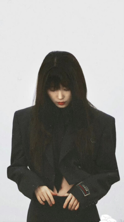 IU李知恩
恩！你小子在干什么？（邪魅一笑）