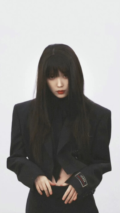 IU李知恩
恩！你小子在干什么？（邪魅一笑）