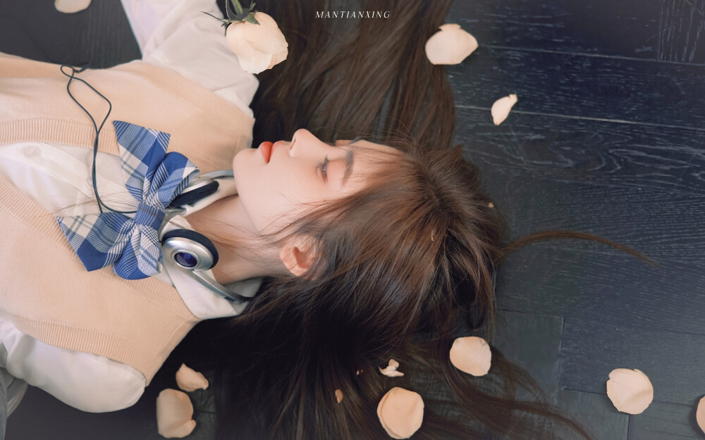 鞠婧祎
图源微博©-聚是满天星-