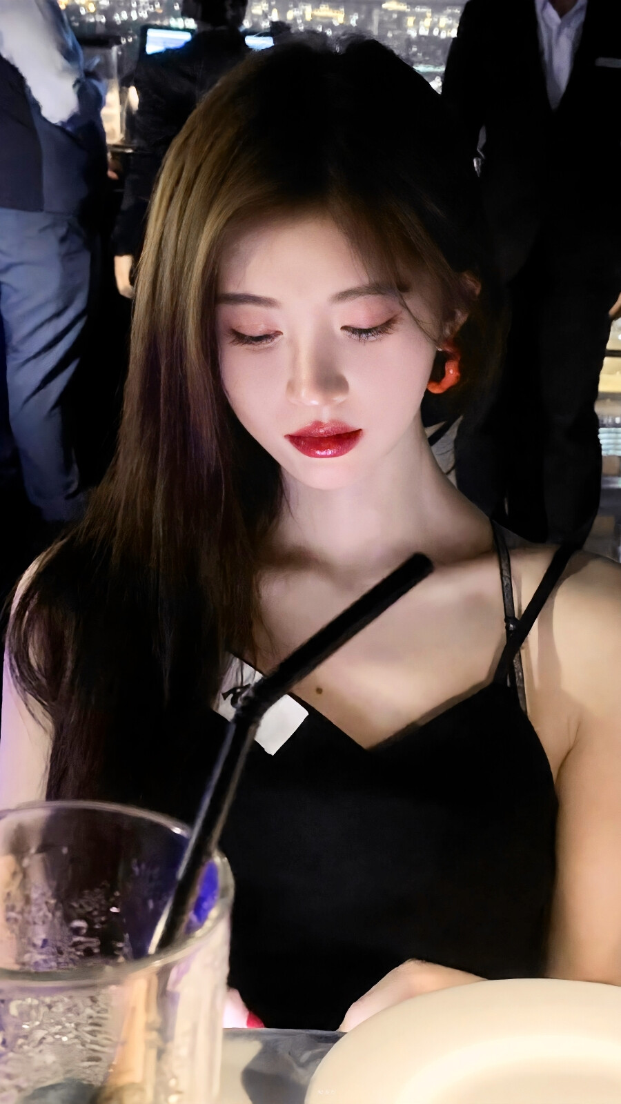 鞠婧祎
图源微博©鲤栗旬