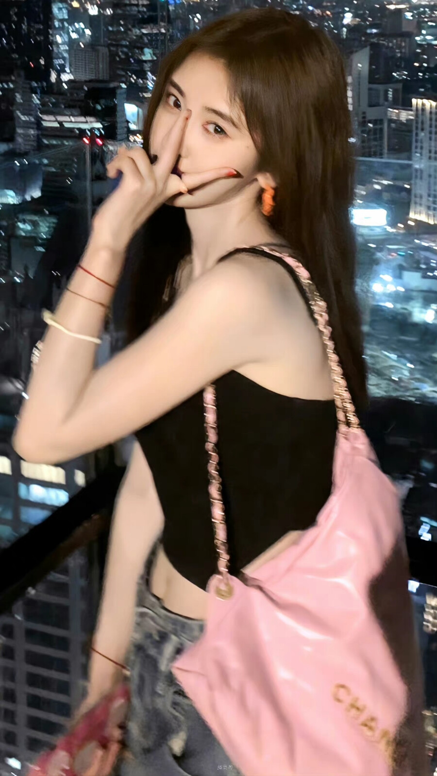 鞠婧祎
图源微博©鲤栗旬