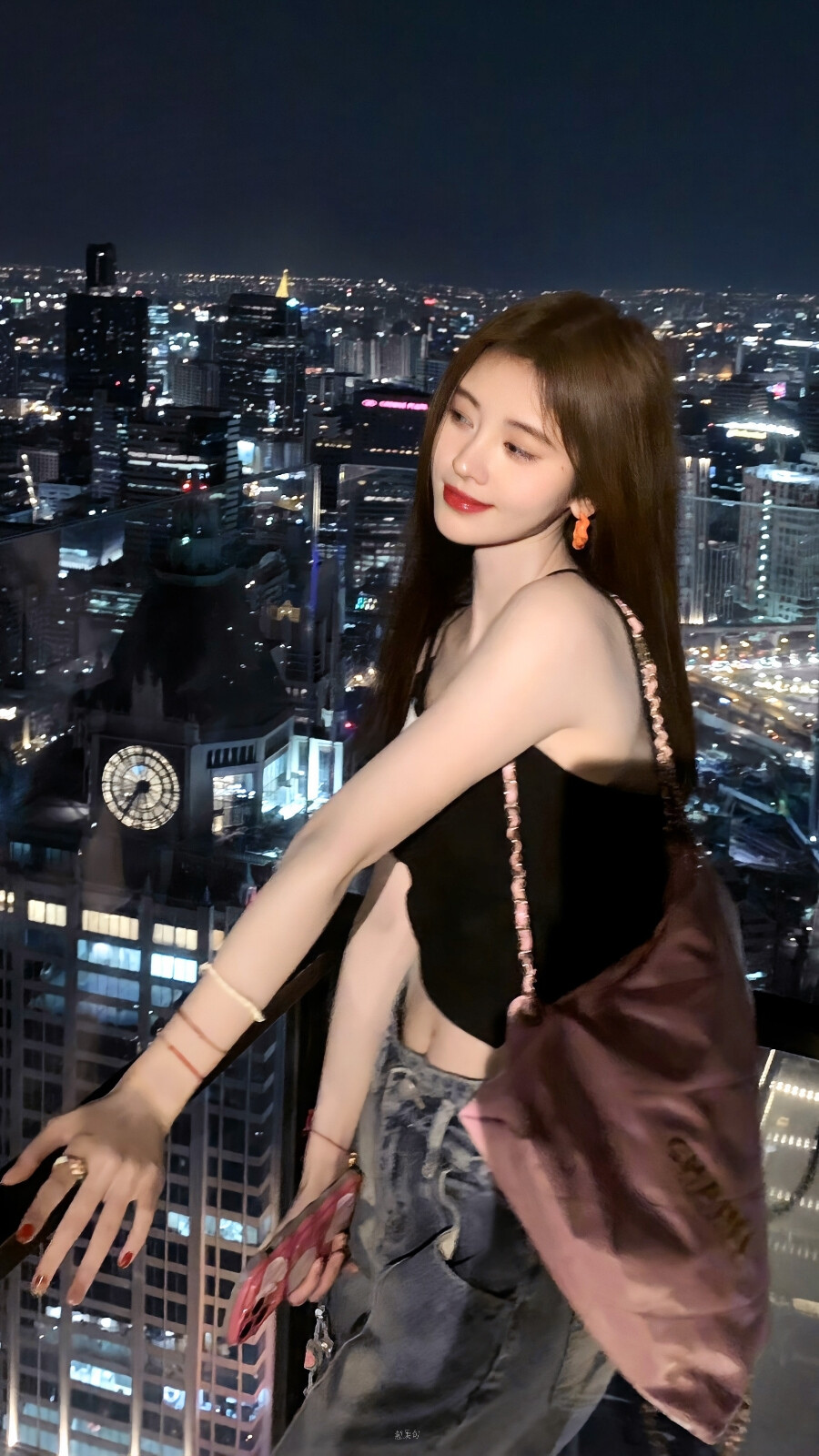 鞠婧祎
图源微博©鲤栗旬