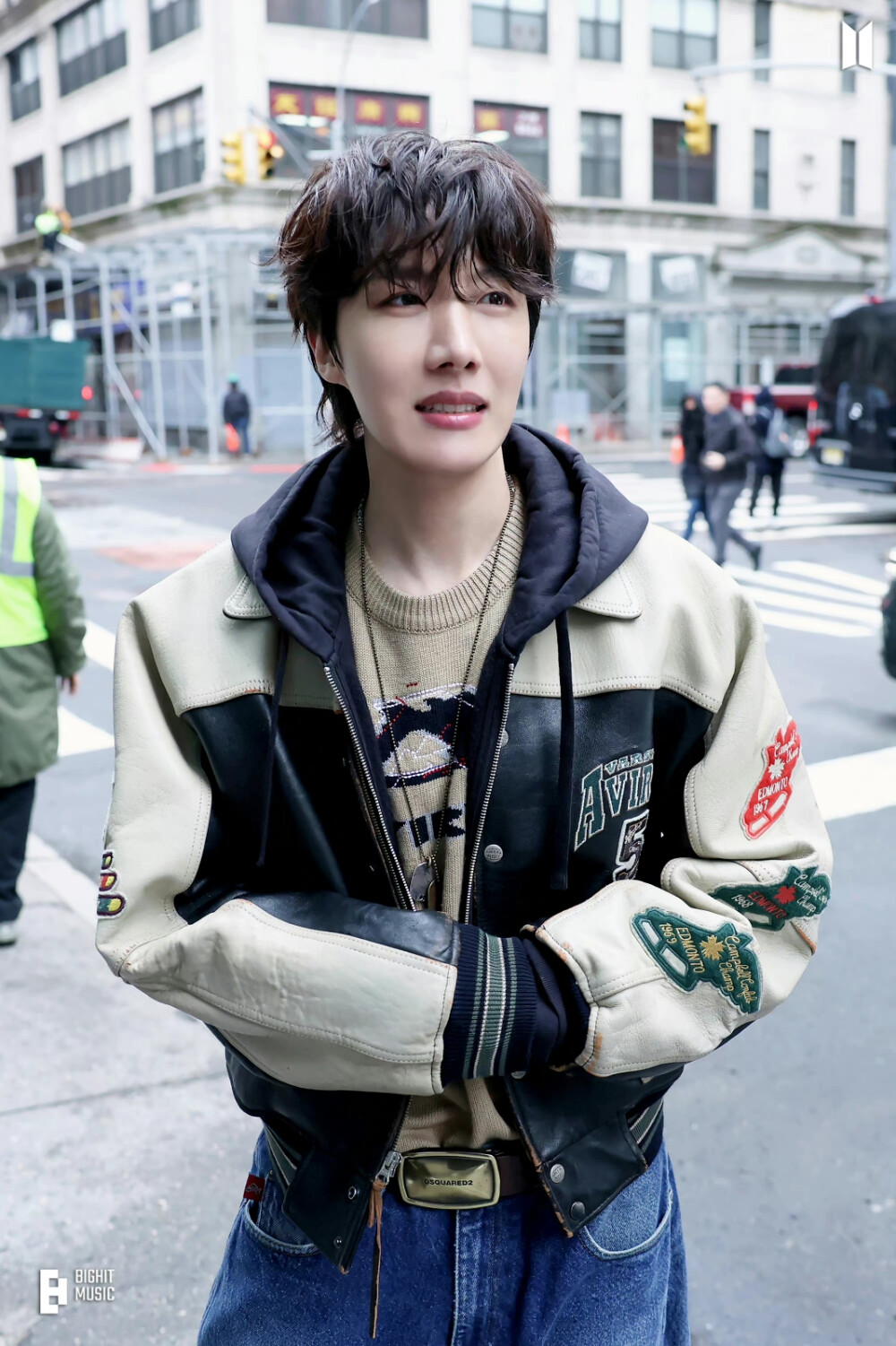 郑号锡
230307 Weverse
j-hope ‘on the street (with J. Cole)’ MV Photo Sketch