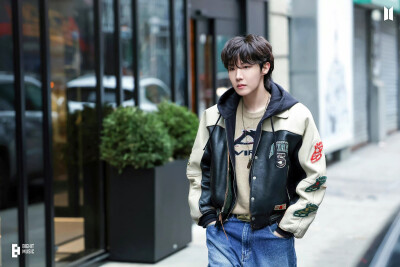 郑号锡
230307 Weverse
j-hope ‘on the street (with J. Cole)’ MV Photo Sketch