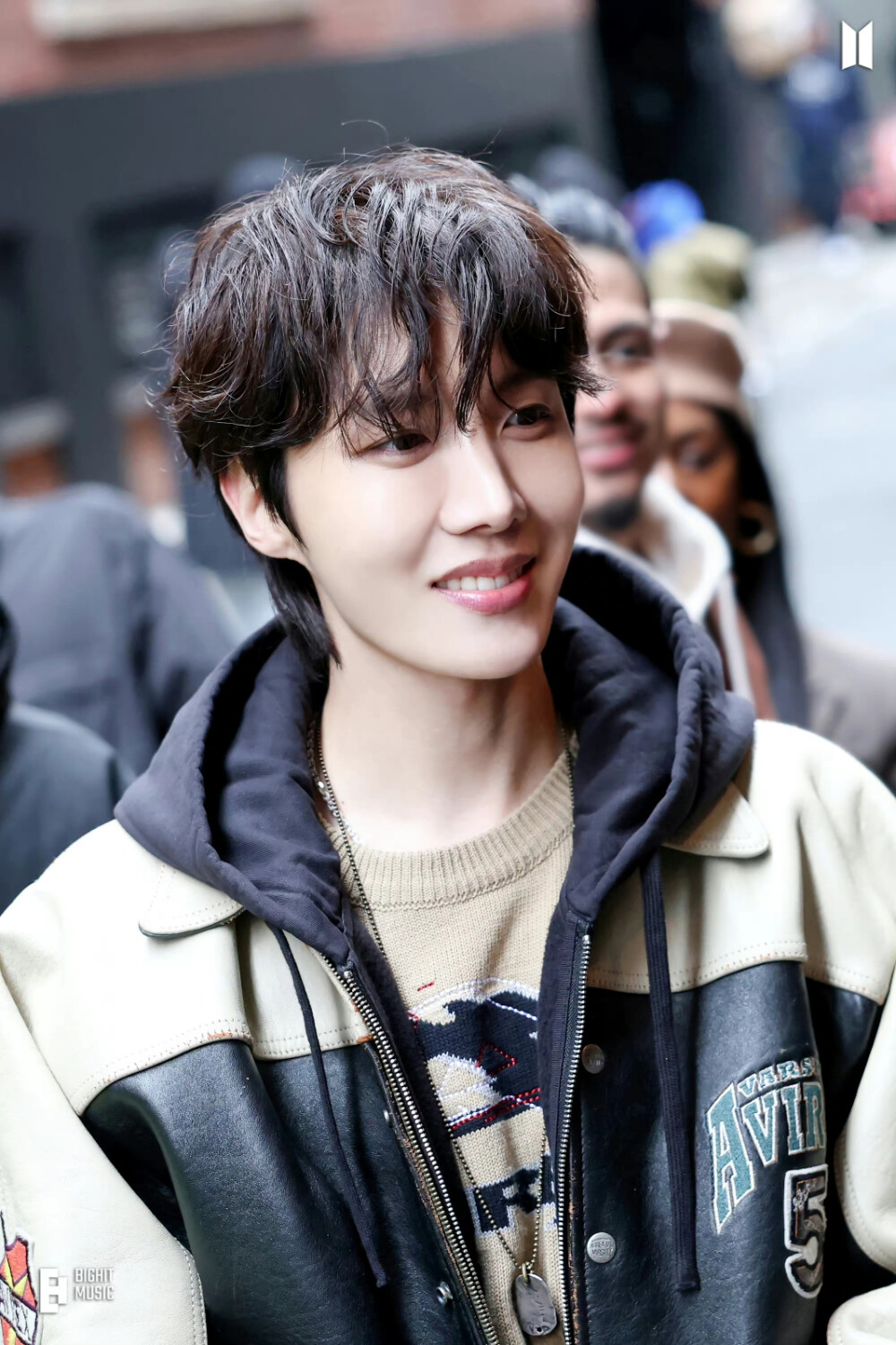 郑号锡
230307 Weverse
j-hope ‘on the street (with J. Cole)’ MV Photo Sketch