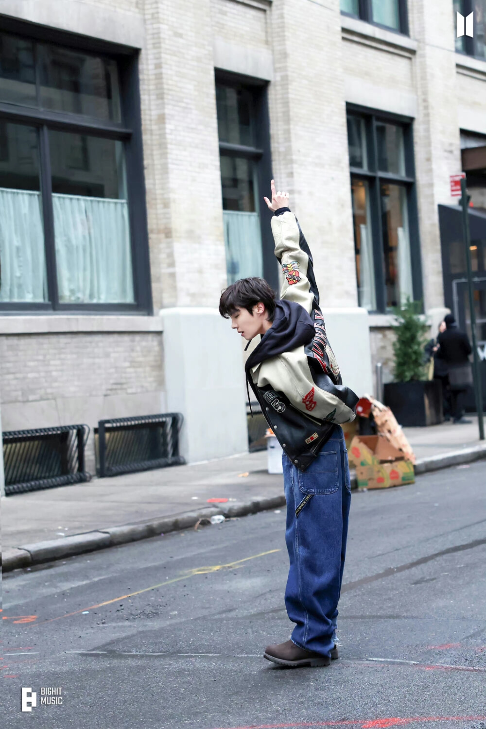 郑号锡
230307 Weverse
j-hope ‘on the street (with J. Cole)’ MV Photo Sketch