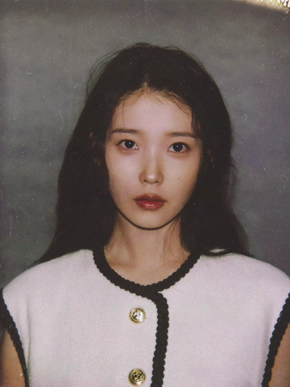 IU | 时尚芭莎
cr:黑糖炖鲜奶