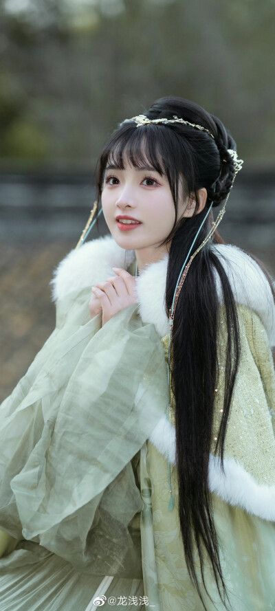汉服
画中仙:@莉莉崽W