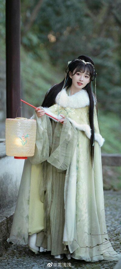 汉服
画中仙:@莉莉崽W