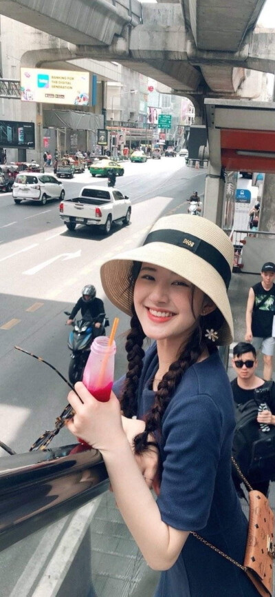 我永远会记得 长白山的雪 化了又积 生生不息 就像我和你一样 彼此祈福.