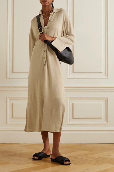 By Malene Birger 这款 “Thoni” 连衣裙能伴你舒适从容度过换季时节。单品以沙色亚麻制成，单排纽扣和尖领让裙身如衬衫般利落简练。不妨与及膝长靴和金色首饰相搭。