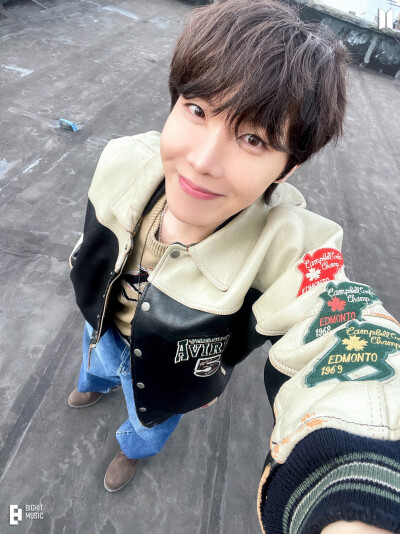 郑号锡
230311 Weverse
j-hope 'on the street (with J. Cole)’ MV