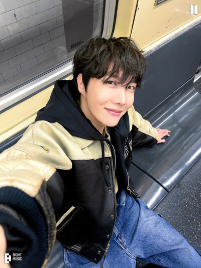 郑号锡
230311 Weverse
j-hope 'on the street (with J. Cole)’ MV