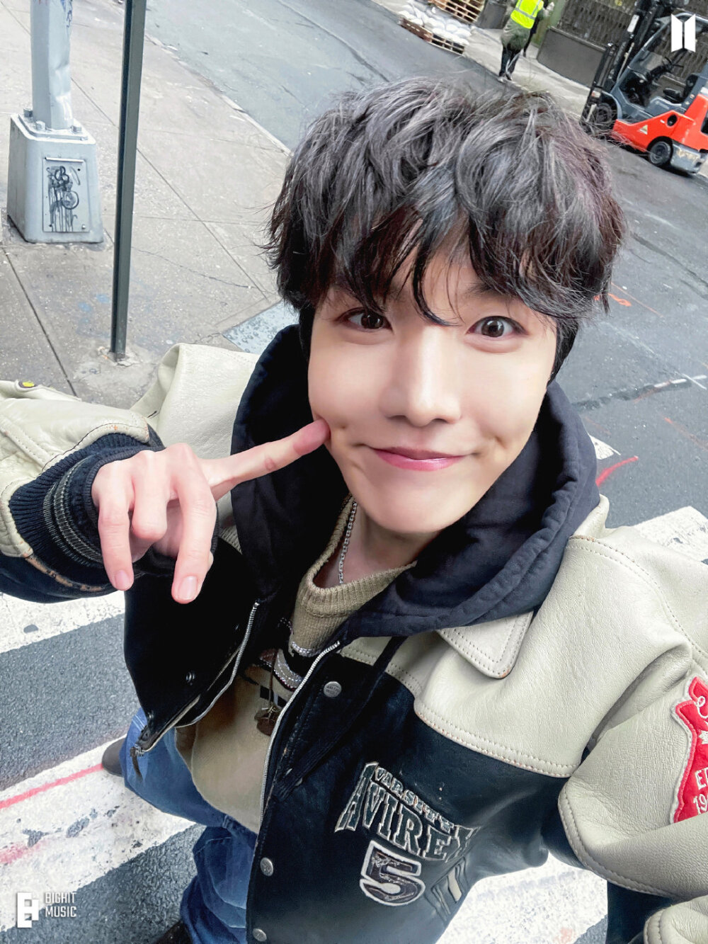 230311
官推更新号锡相关
j-hope 'on the street (with J. Cole)’ MV hope, right here!
