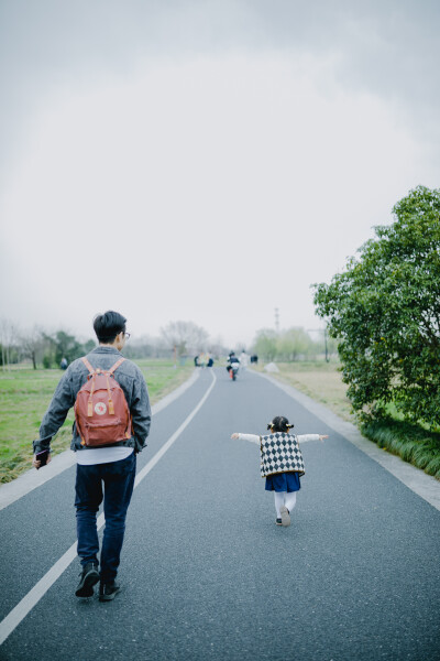 春日暴走
摄影：洪小漩
出镜：家人
良渚文化遗址公园，多年前它还不是遗址公园的时候，我就约着女生去拍照。那里很美，对我而言是秘密宝藏地般的存在。
后来，被开发成了遗址公园，圈起了地，每次需要预约扫码才…