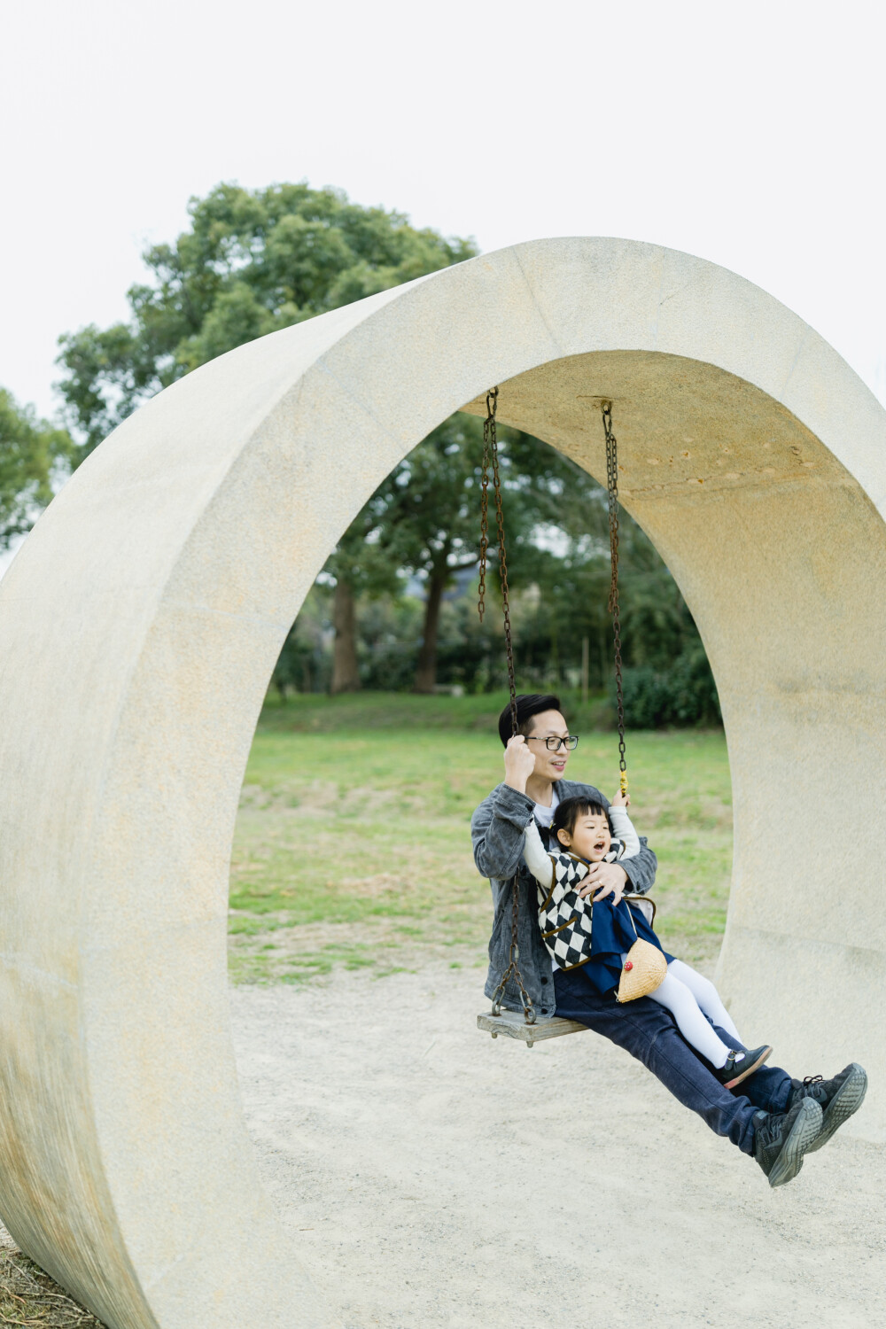 春日暴走
摄影：洪小漩
出镜：家人
良渚文化遗址公园，多年前它还不是遗址公园的时候，我就约着女生去拍照。那里很美，对我而言是秘密宝藏地般的存在。
后来，被开发成了遗址公园，圈起了地，每次需要预约扫码才能进入。我看着眼前井然有序的一切，熟悉又陌生。
此前，分别两次和同学组团来良渚遛娃。但是，每次的行程都仓促，都是没来得及好好逛就匆匆离去。
于是，不甘心的我在春日的周六，再度组织了一场属于全家人的出游。然后，广阔的良渚遗址公园结结实实给我上了一课。
起因是，我先是嫌弃100元1小时的小电动车，又贵又载不下我们一行四人。再是觉得乘坐观光车失去了自由探索的乐趣，坚持要全程徒步。
然后，